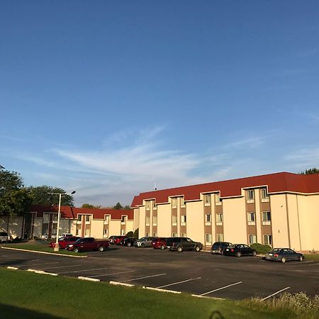 Ramada by Wyndham Albert Lea Bagian luar foto