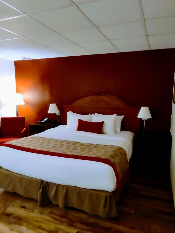 Ramada by Wyndham Albert Lea Bagian luar foto