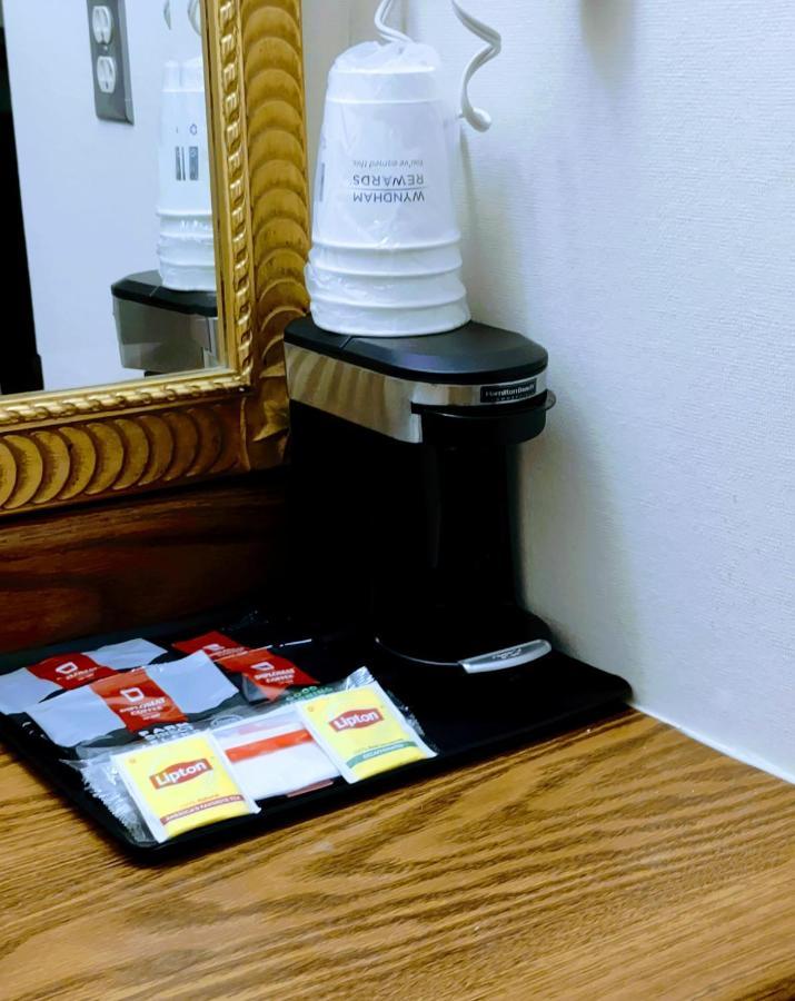 Ramada by Wyndham Albert Lea Bagian luar foto