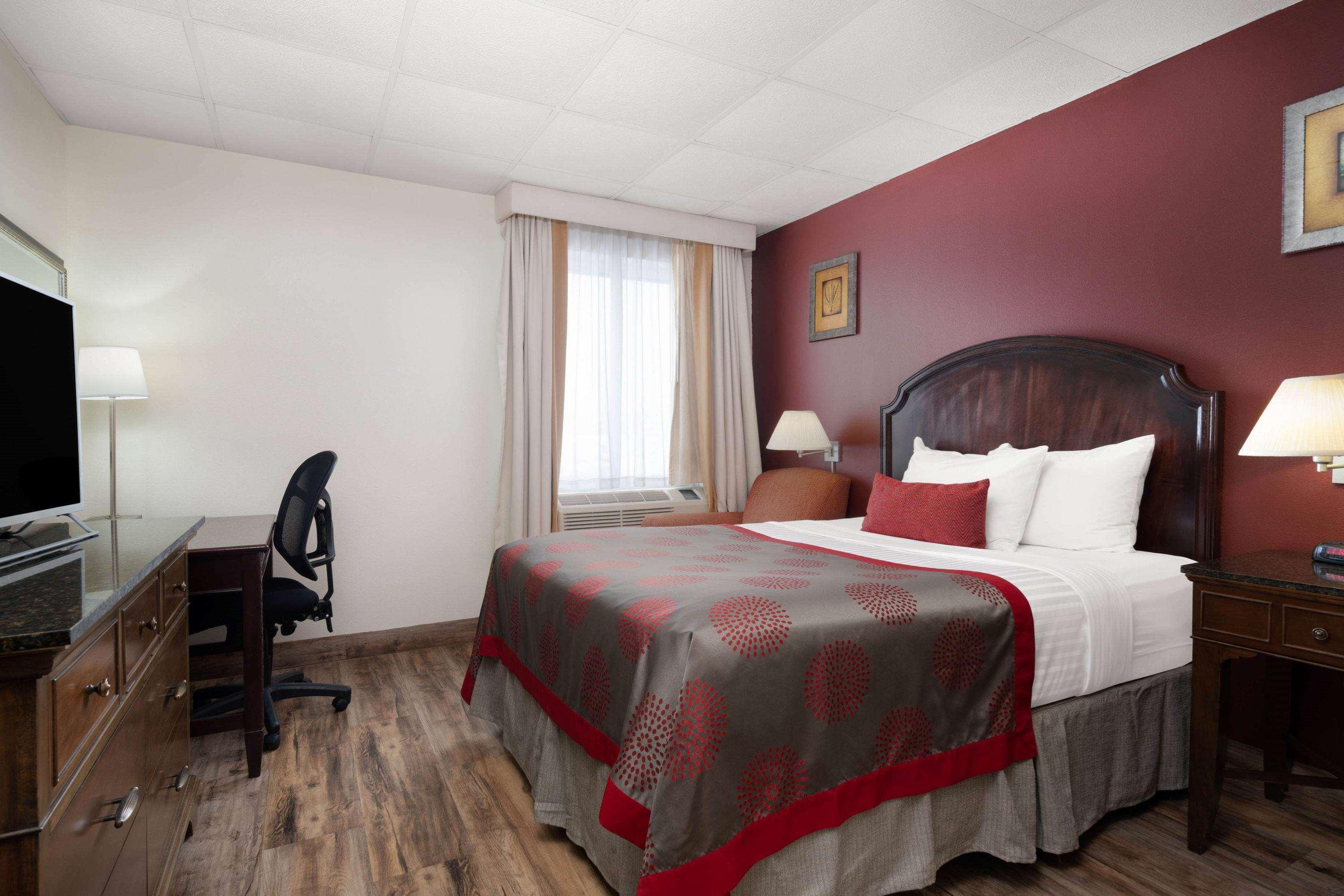 Ramada by Wyndham Albert Lea Bagian luar foto
