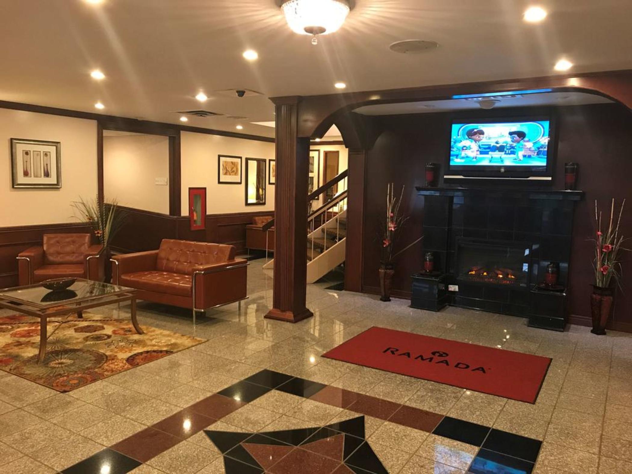 Ramada by Wyndham Albert Lea Bagian luar foto