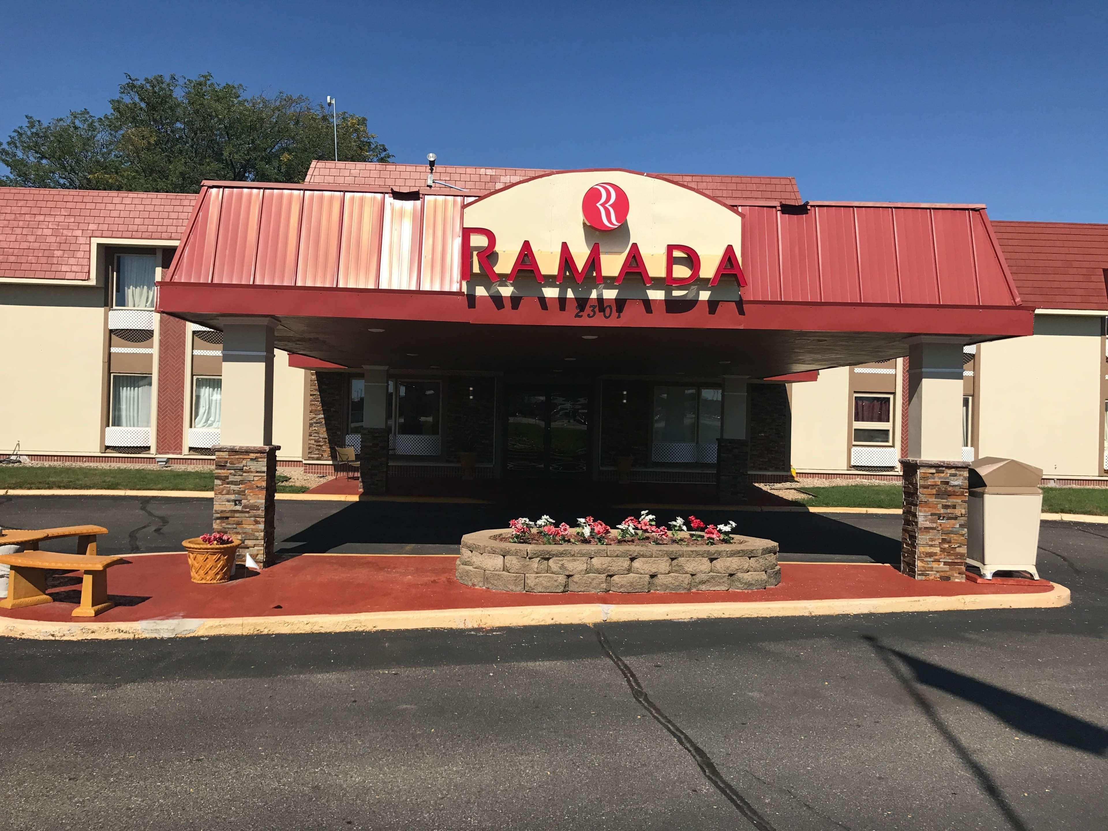 Ramada by Wyndham Albert Lea Bagian luar foto