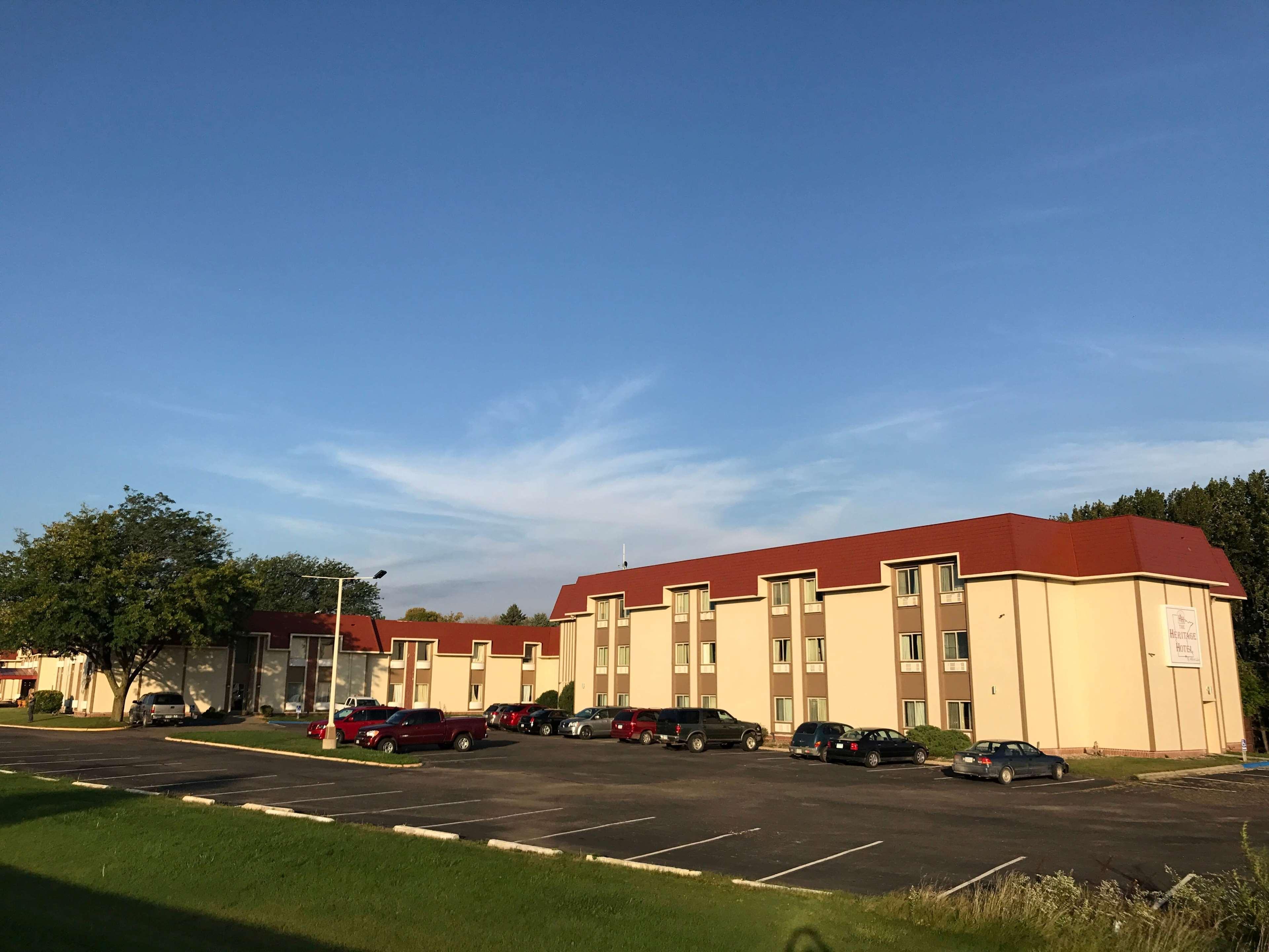 Ramada by Wyndham Albert Lea Bagian luar foto