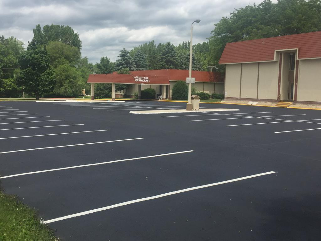 Ramada by Wyndham Albert Lea Bagian luar foto