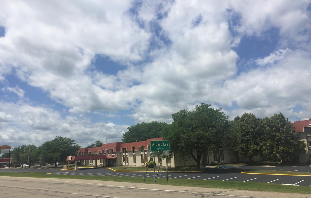 Ramada by Wyndham Albert Lea Bagian luar foto