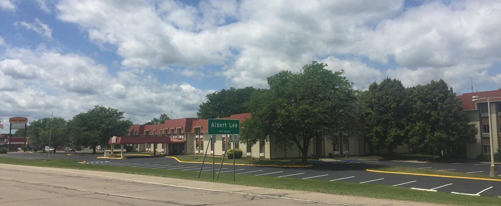Ramada by Wyndham Albert Lea Bagian luar foto