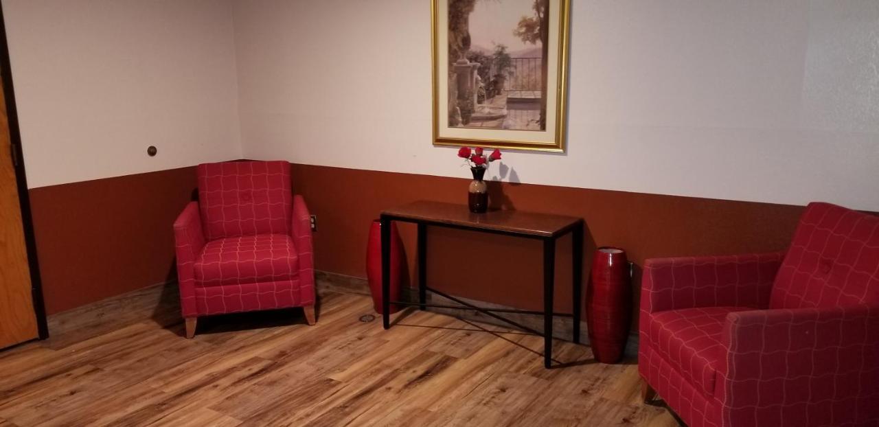 Ramada by Wyndham Albert Lea Bagian luar foto
