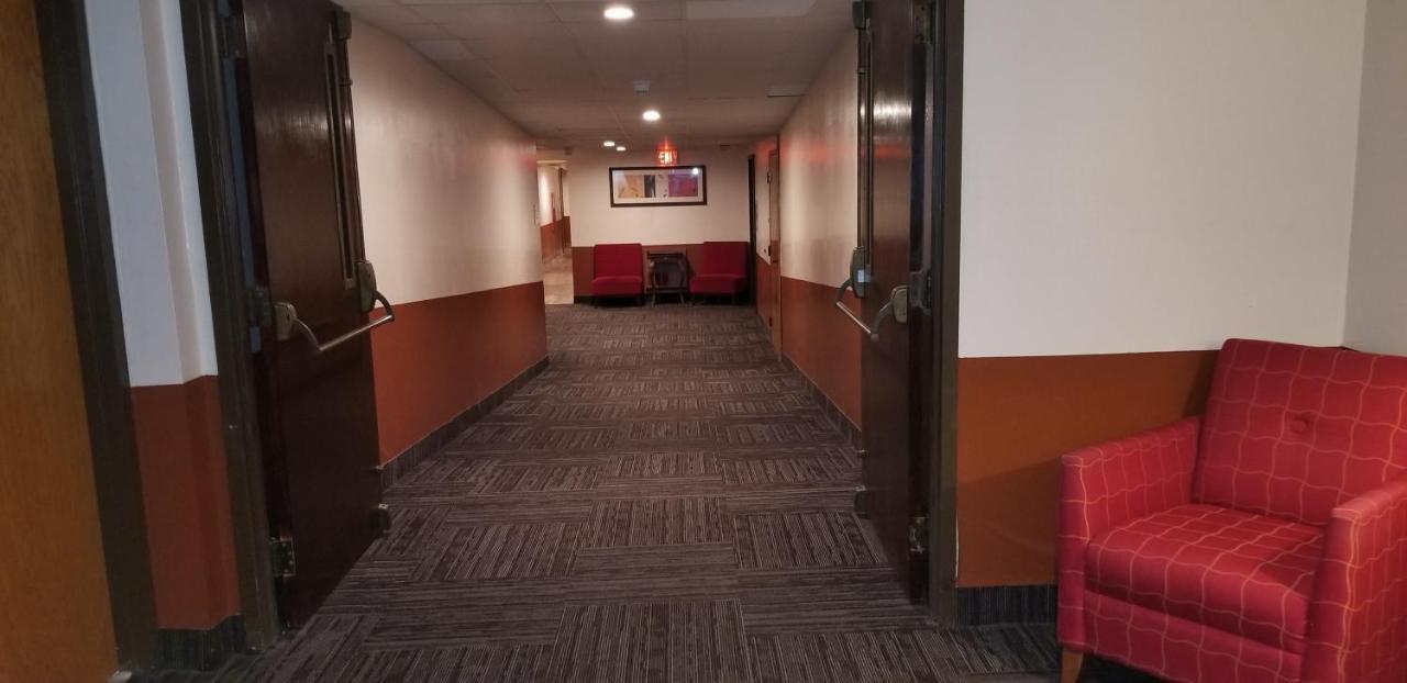 Ramada by Wyndham Albert Lea Bagian luar foto