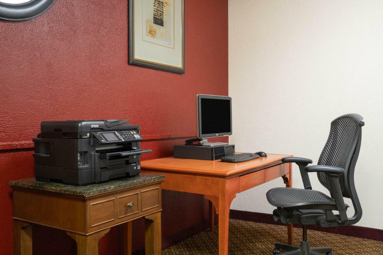 Ramada by Wyndham Albert Lea Bagian luar foto