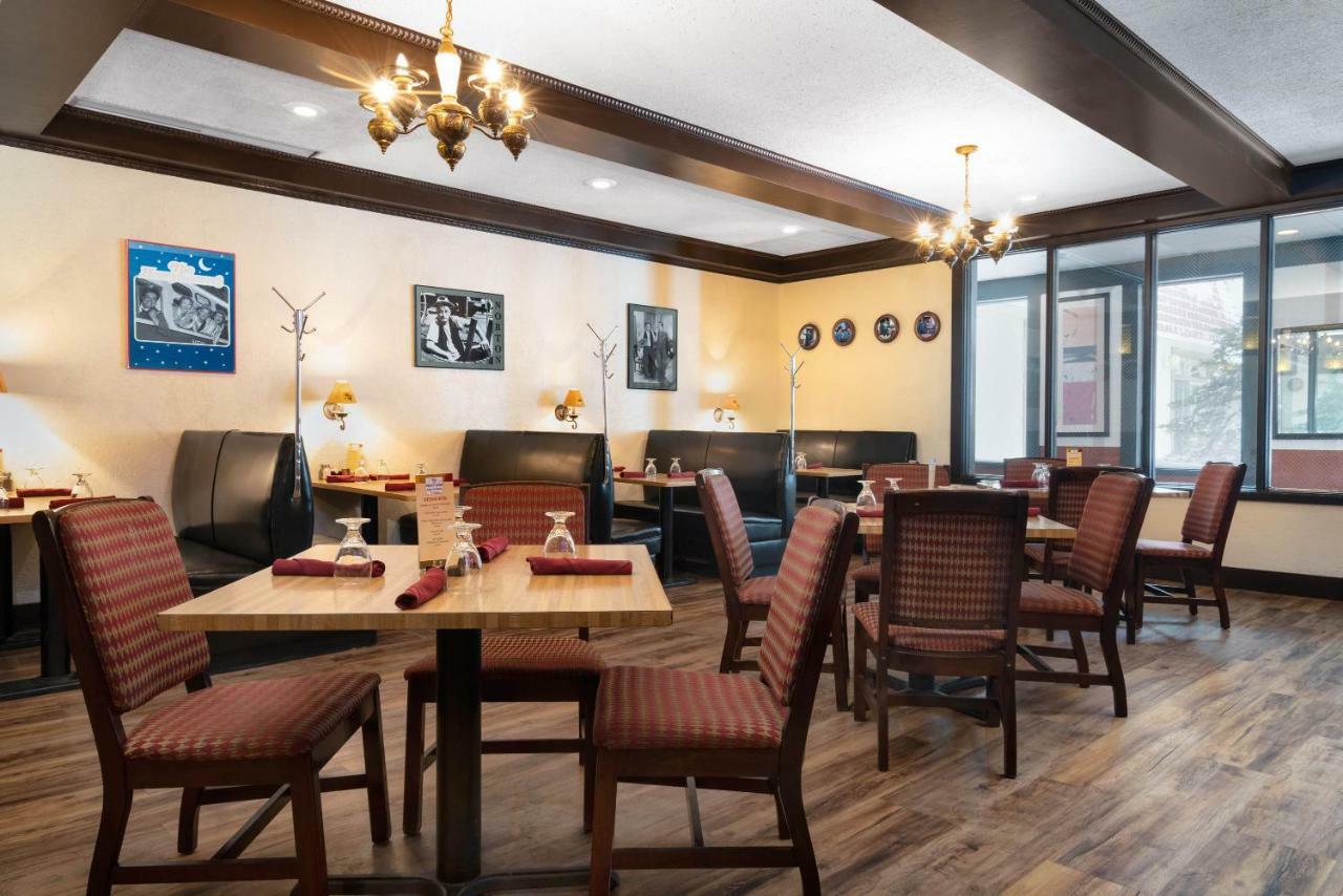 Ramada by Wyndham Albert Lea Bagian luar foto