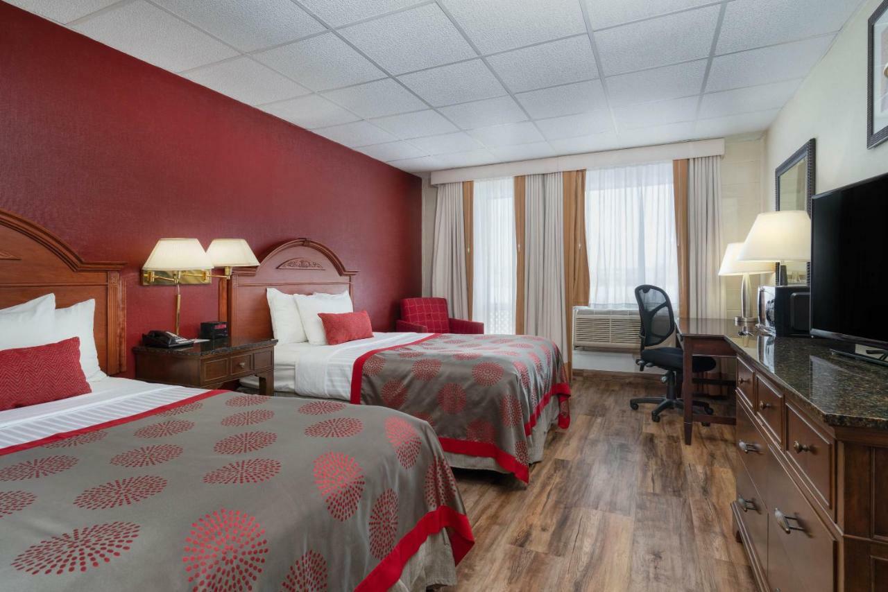 Ramada by Wyndham Albert Lea Bagian luar foto