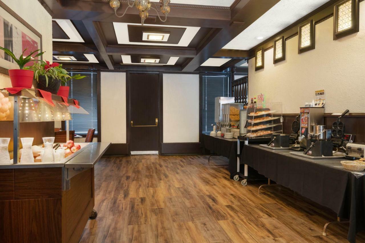 Ramada by Wyndham Albert Lea Bagian luar foto