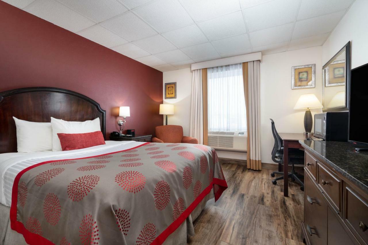 Ramada by Wyndham Albert Lea Bagian luar foto