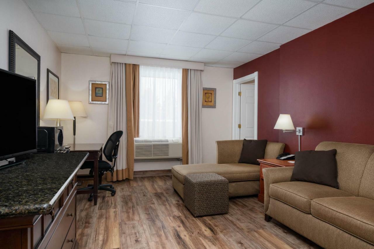 Ramada by Wyndham Albert Lea Bagian luar foto