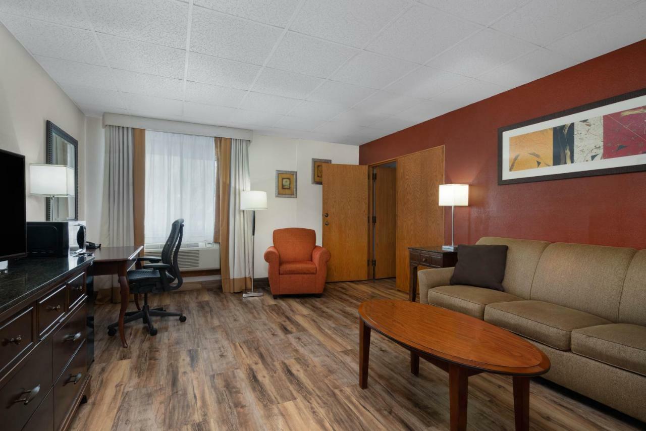 Ramada by Wyndham Albert Lea Bagian luar foto
