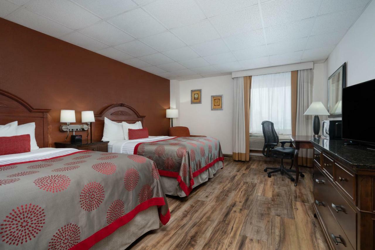 Ramada by Wyndham Albert Lea Bagian luar foto