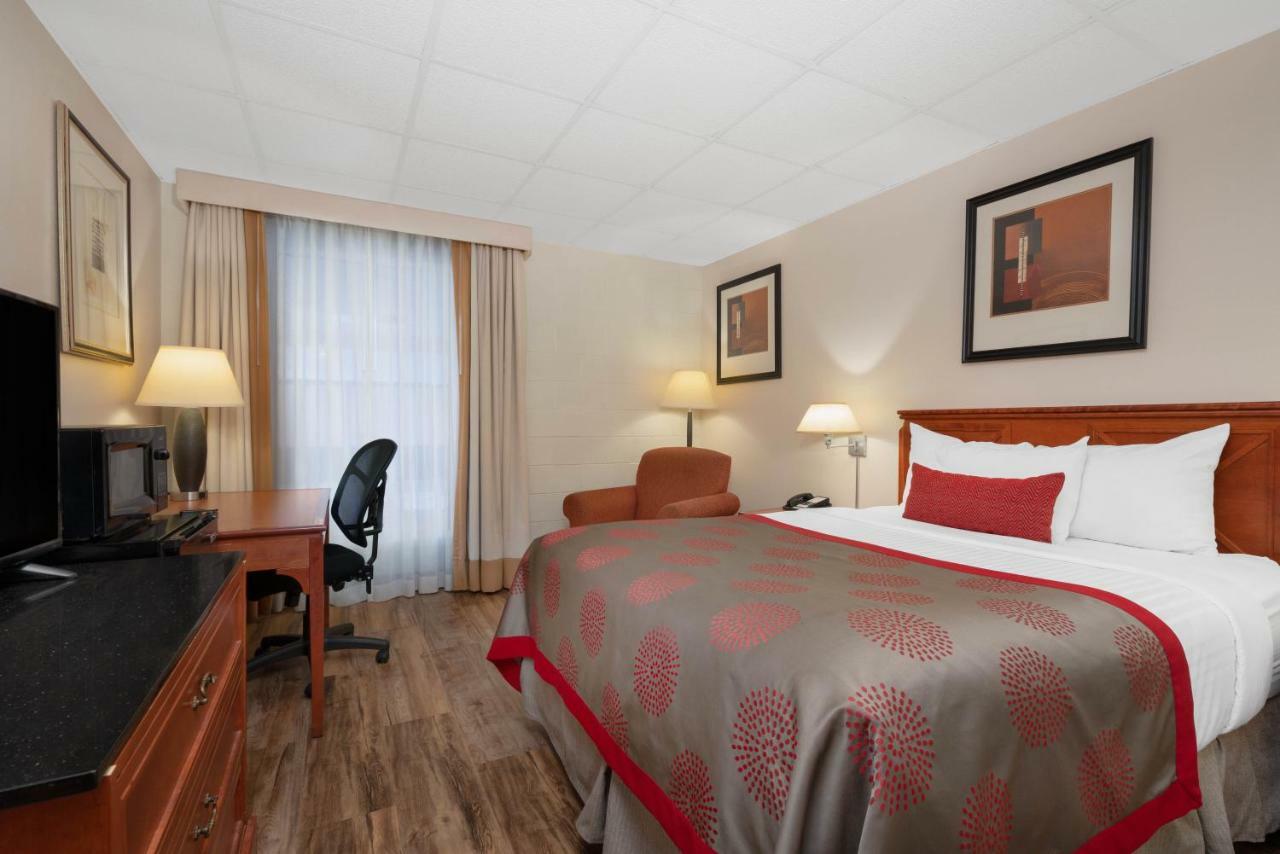 Ramada by Wyndham Albert Lea Bagian luar foto