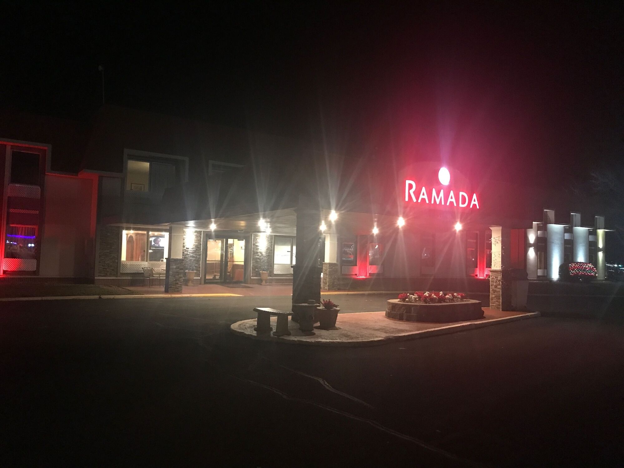Ramada by Wyndham Albert Lea Bagian luar foto