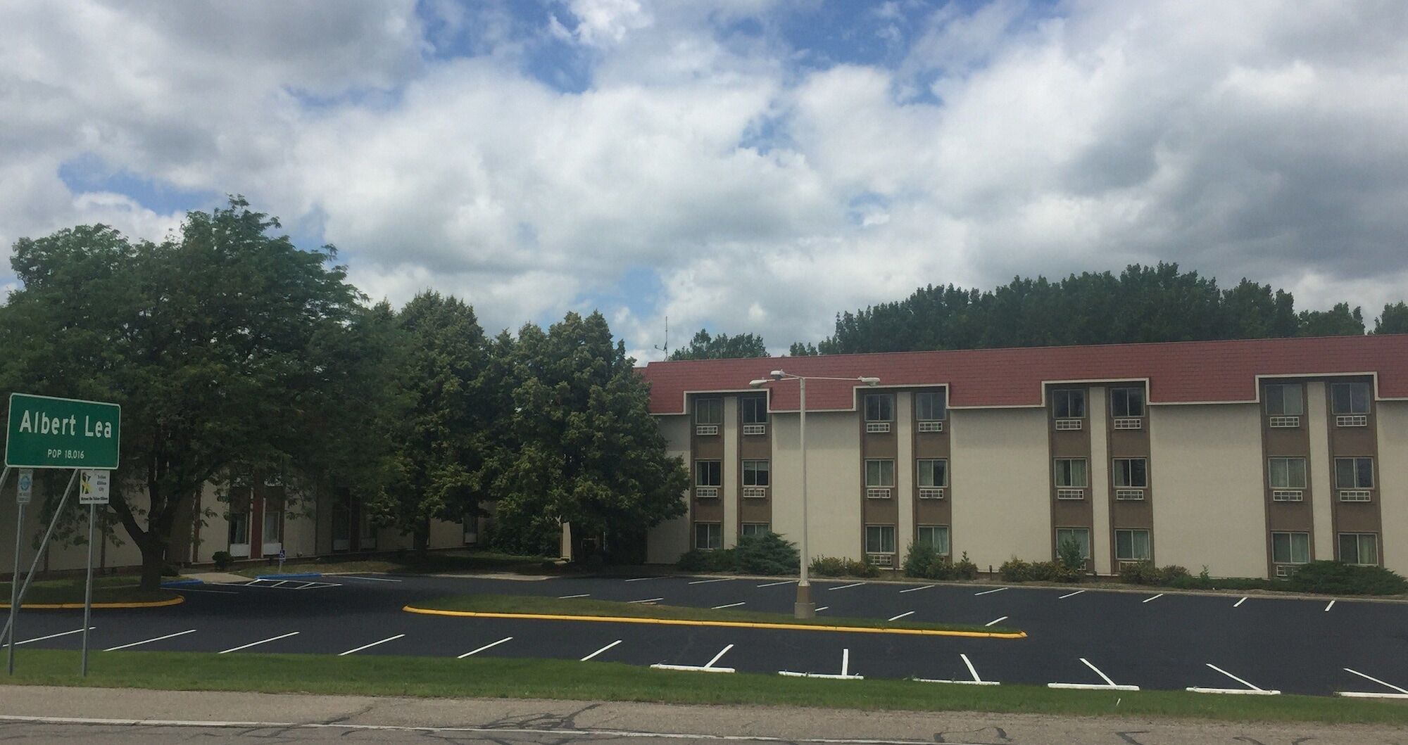 Ramada by Wyndham Albert Lea Bagian luar foto