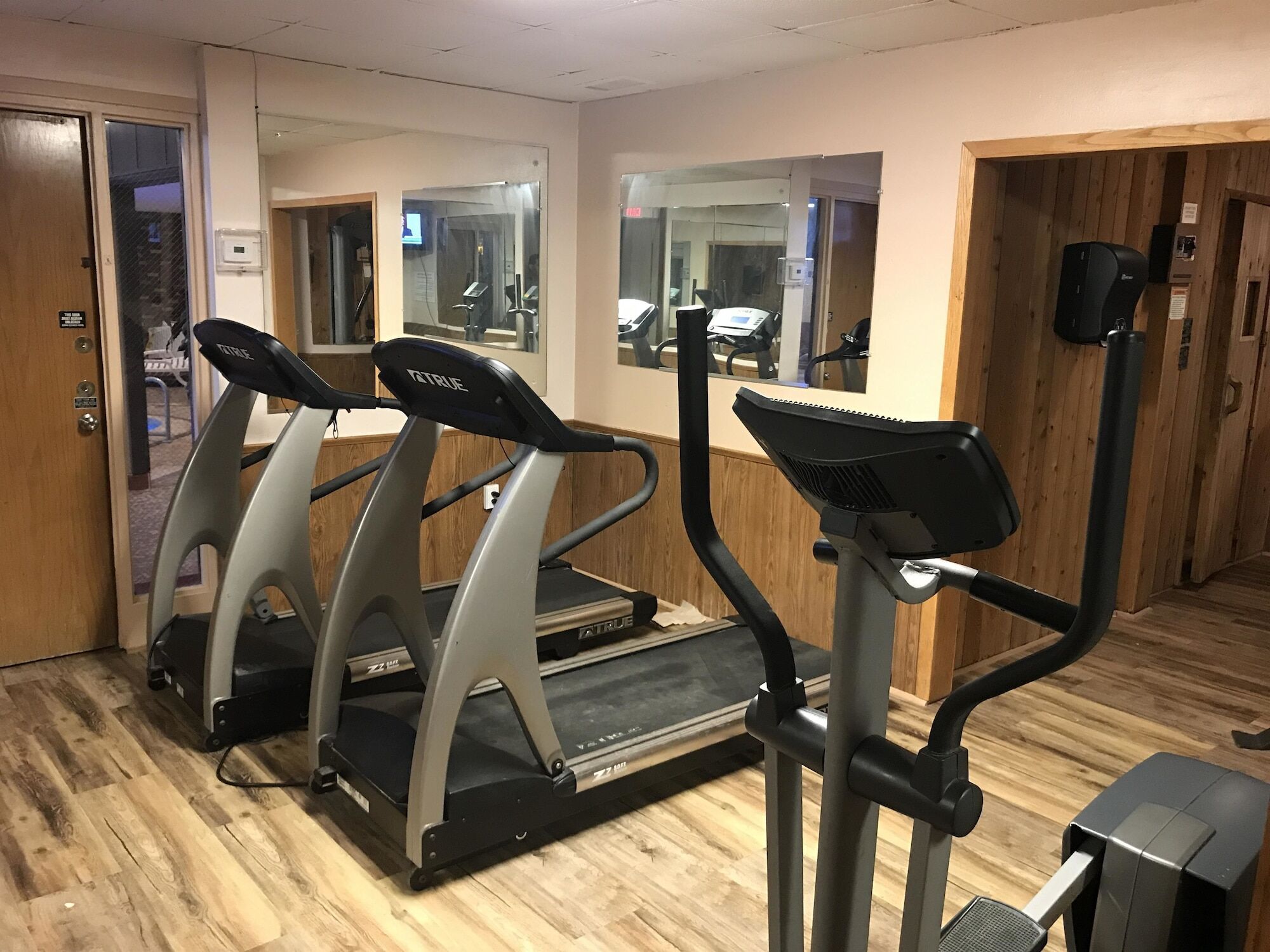 Ramada by Wyndham Albert Lea Bagian luar foto
