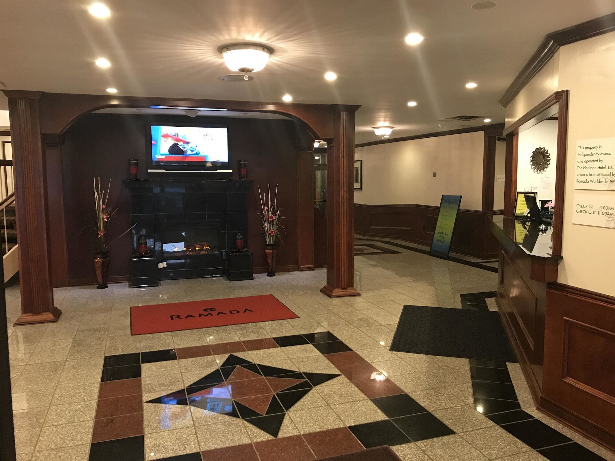 Ramada by Wyndham Albert Lea Bagian luar foto